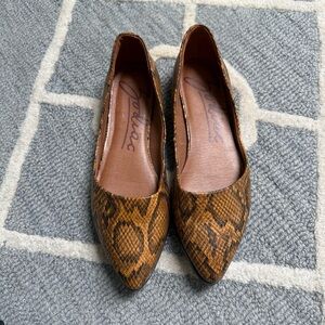 Zodiac Hill Snakeskin Print Flats Size 8.5 Pointed Toe